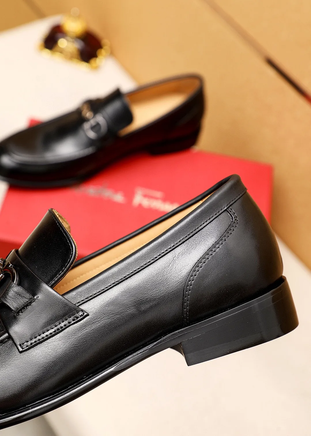 Men's shoes 💰462 💐 Product trademark: Ferragamo "Ferragamo" casual leather shoes Regular size: 38-44 (45.46.47🉑️Customized) Product materials: Selected imported calfskin upper + classic hardware buckle, imported water-dyed cow leather lining. Strong three-dimensional visual effect, original outsole color: 1⃣️color optional